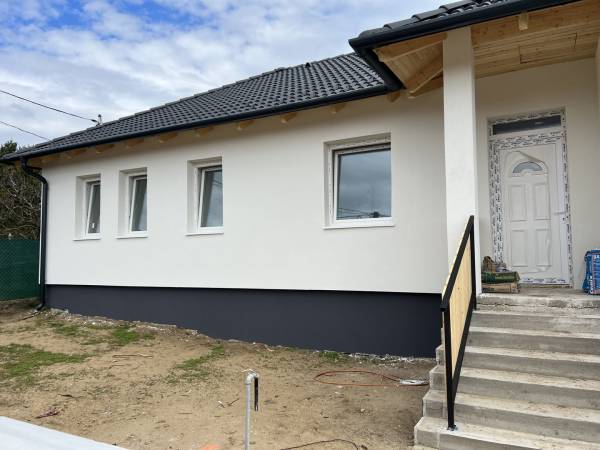 eladó újépítésű családi ház, Erdőkertes