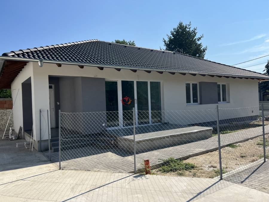 eladó újépítésű ikerház, Erdőkertes