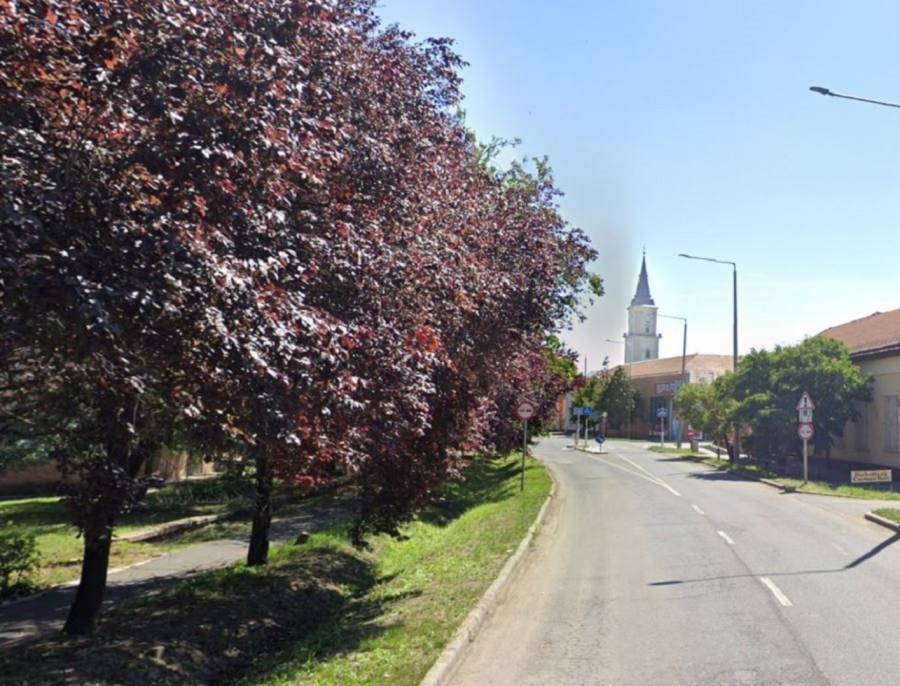 eladó üzlethelyiség utcai bejáratos, Püspökladány