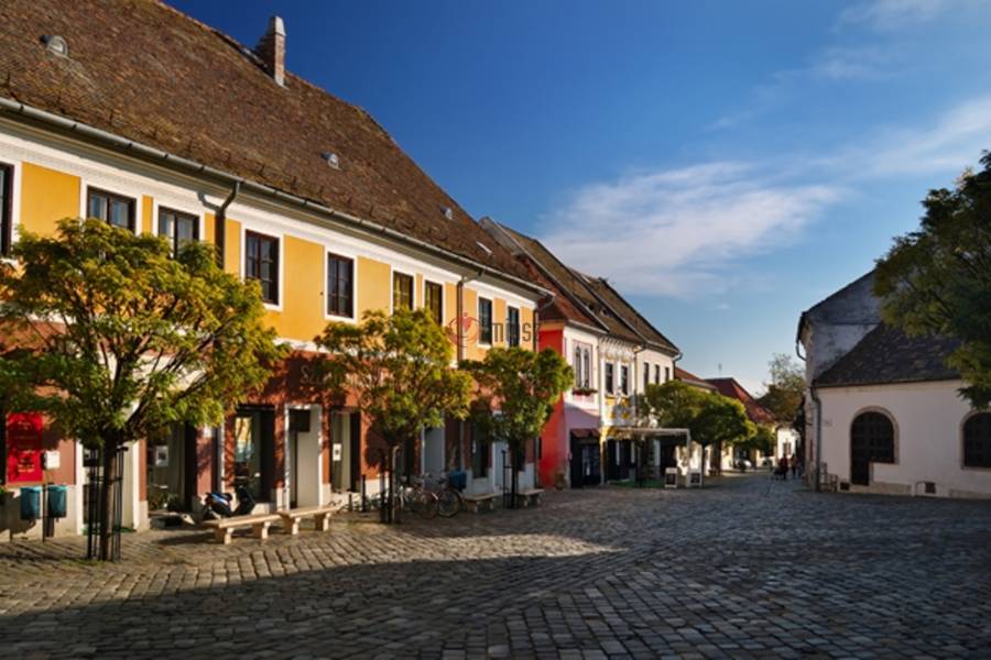 eladó üzlethelyiség utcai bejáratos, Szentendre